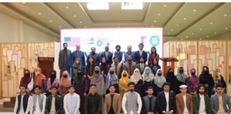 خیبر پختونخوا کے تین سو پچیس طلباء نے امریکی سفارتخانے کے مالی تعاون سے چلنے والے انگلش ورکس! پروگرام میں شمولیت اختیار کی۔