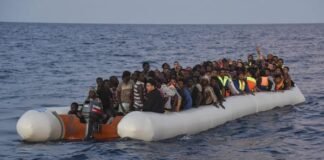 غربت کی وجہ سے دونوں بیٹوں کو خود سے میلوں دور بھیج دیا