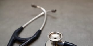 صحت کے شعبے میں فیسوں کے ضابطے کو نافذ کرنے کے لیے ایک ماہ کی مدت