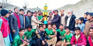 ویلج کونسل نازکیی میں کرکٹ ٹورنامنٹ کا فائنل آر زیڈ کے ٹیم نے اپنے نام کر لیا