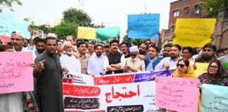 خیبرپختونخوا: صوبہ بھر میں کارکن صحافیوں کی حقوق کیلئے احتجاجی مظاہرے
