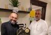 رکین مکتب نمبر 22 کے معلم کی حاجی نعیم اللّٰہ خان سے خصوصی ملاقات بہترین خدمات پر خصوصی شیلڈ پیش کیا گیا