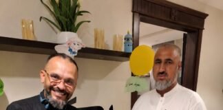 رکین مکتب نمبر 22 کے معلم کی حاجی نعیم اللّٰہ خان سے خصوصی ملاقات بہترین خدمات پر خصوصی شیلڈ پیش کیا گیا